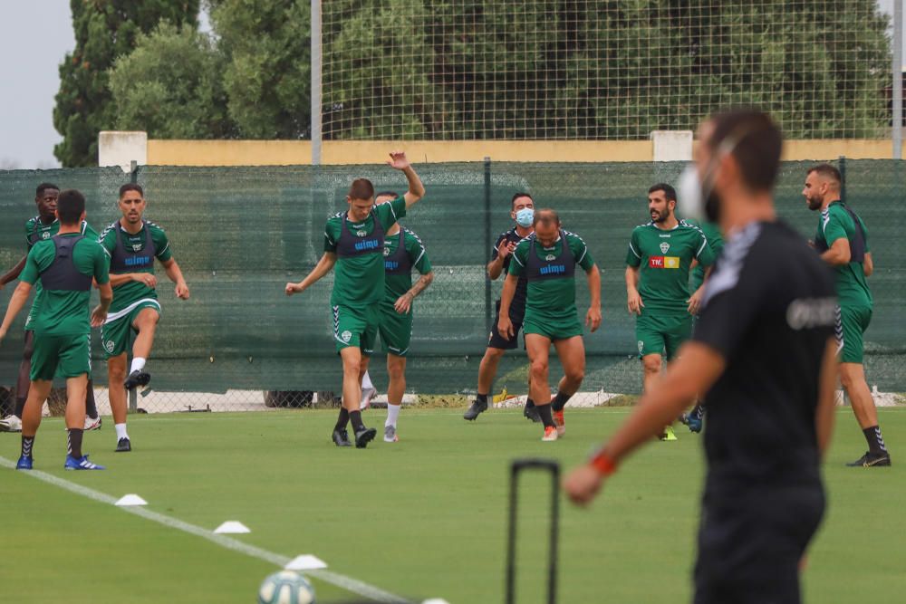 Se trata de su primer entrenamiento en este complejo deportivo para preparar el partido de mañana (22.00) en el Martínez Valero frente al Real Zaragoza.