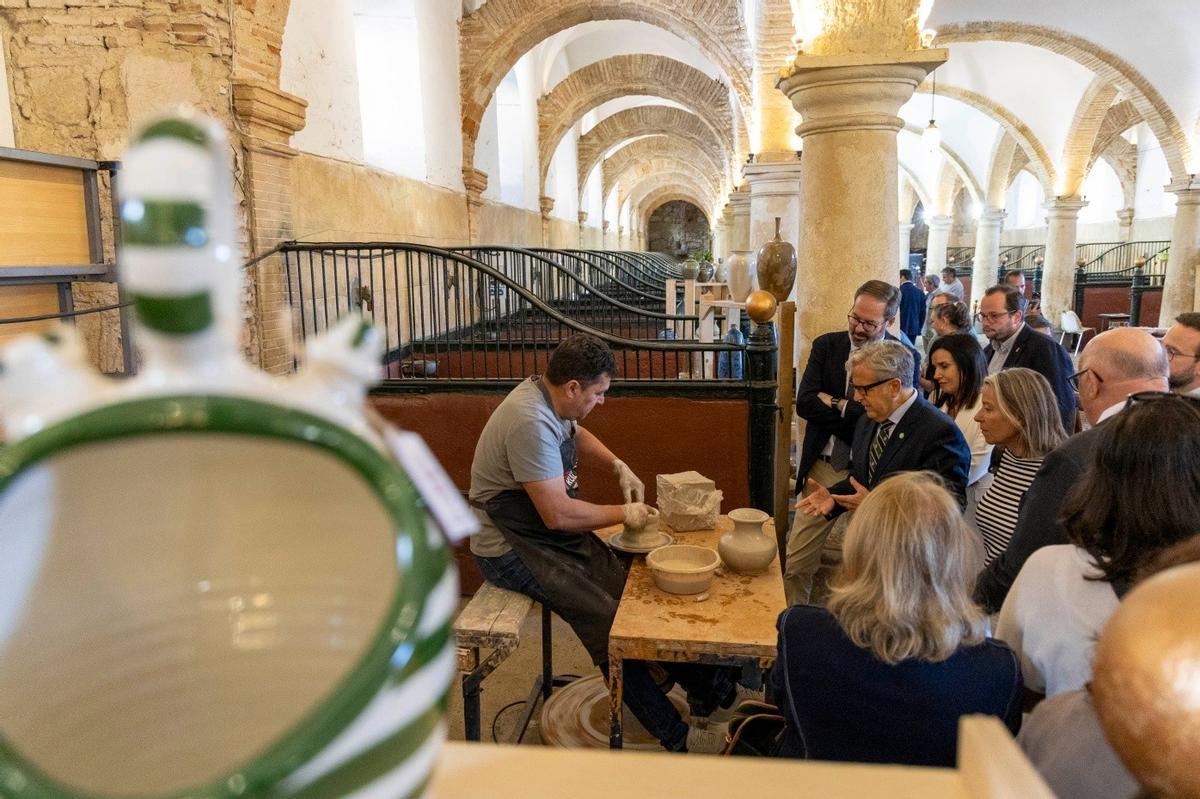 Las autoridades observan el trabajo de un alfarero de La Rambla en las Caballerizas Reales de Córdoba.