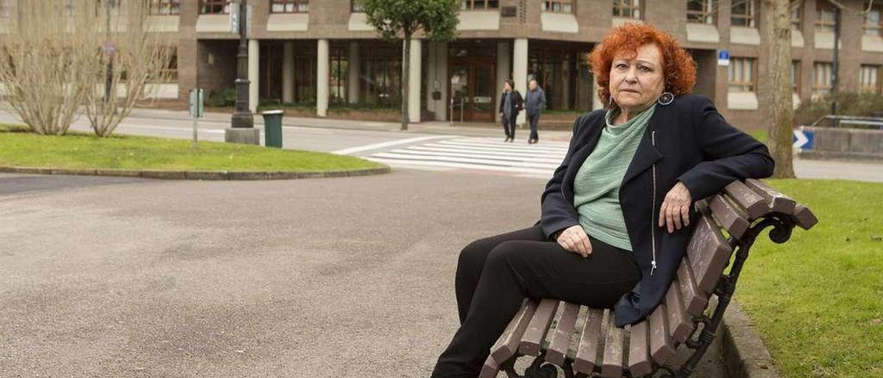 La pintora Consuelo Vallina, sentada en un banco del parque de Llamaquique.