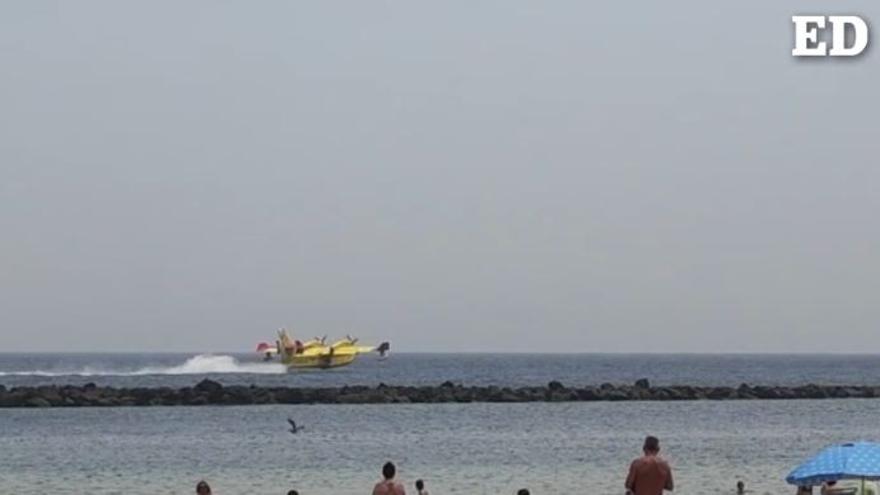 El hidroavión recoge agua de la Playa de Las Teresitas para luego descargarla en la zona de Las Llanadas