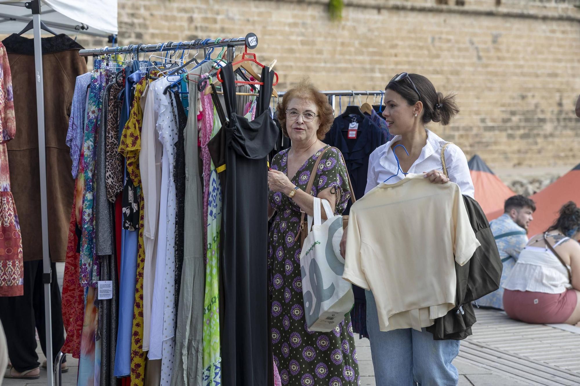 FOTOS | La Fundación RANA celebra su tradicional mercadillo solidario en el Parc de la Mar