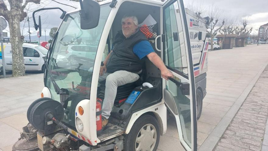 Benito Freire, ayer, con la barredora limpiando tras elmercadillo en la alameda.