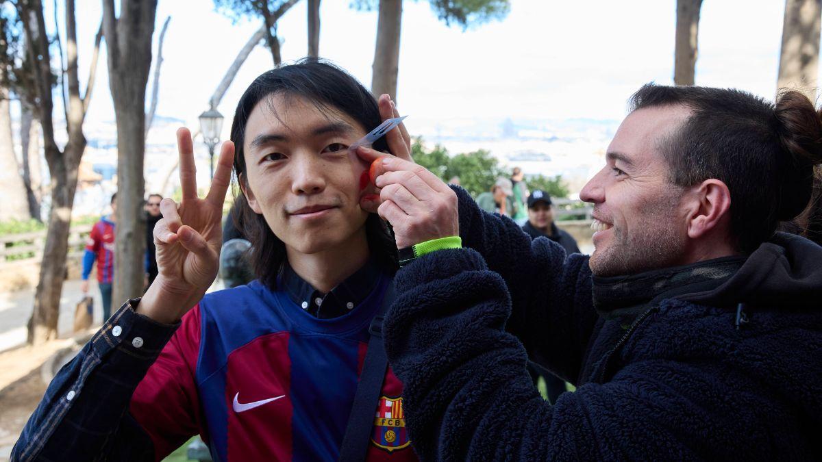 Un aficionado se pinta la cara en la Barça Fest