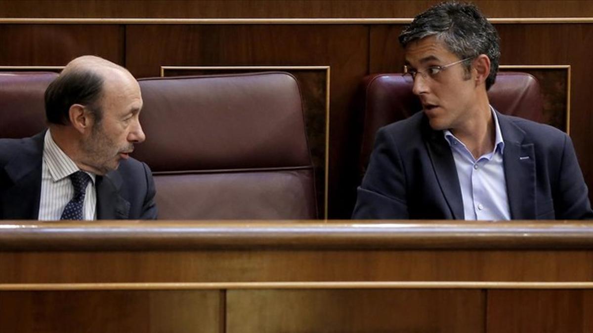 Alfredo Pérez Rubalcaba y Eduardo Madina, este jueves, 29 de mayo, en el Congreso de los Diputados.
