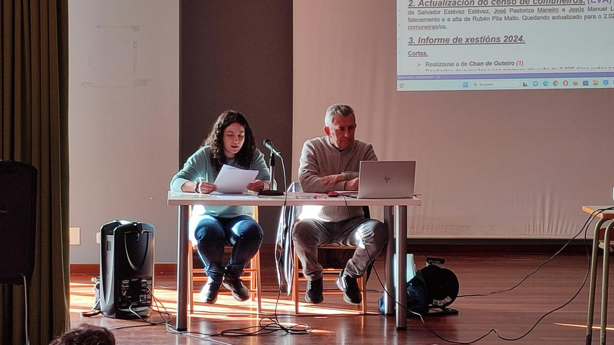 Xosé Ramón Millán, junto a la secretaria de la junta rectora, Eva Rivas, en la asamblea ordinaria de principios de este año.