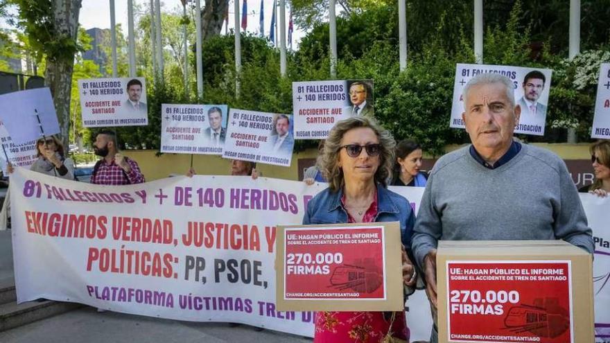 Familiares de víctimas del Alvia, ayer, en la sede de la oficina de la UE en Madrid.