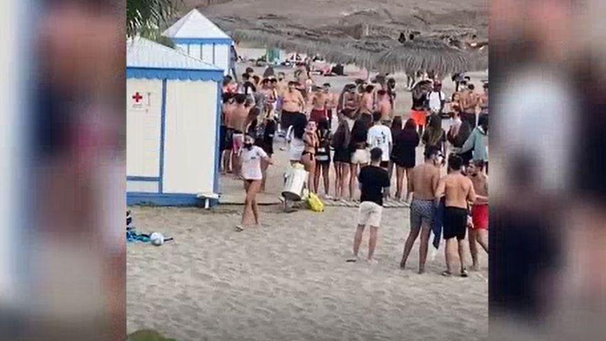 Cientos de personas se saltan las restricciones sanitarias en la playa del Duque.