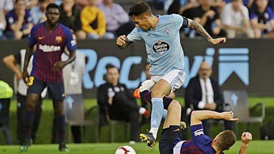 Hugo Mallo se marcha de Arthur, en una acción del partido de ayer.