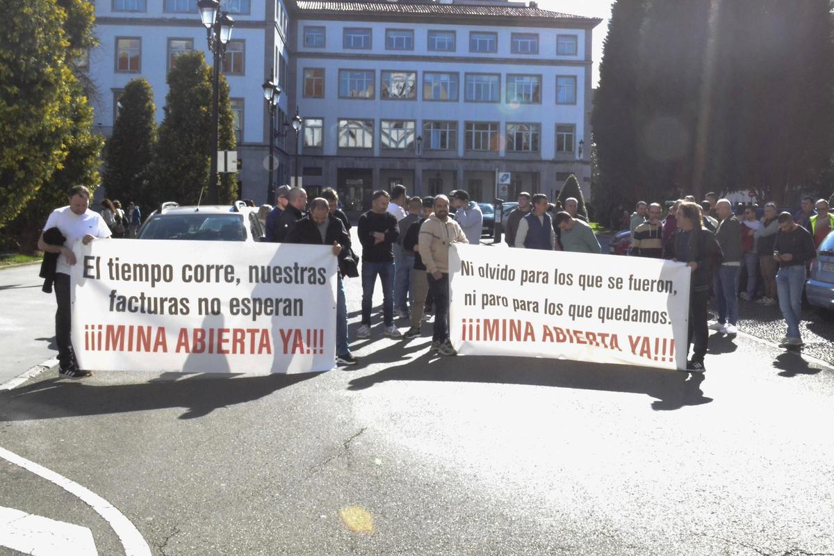 Protesta de los mineros de Vega de Rengos en Oviedo, este martes.