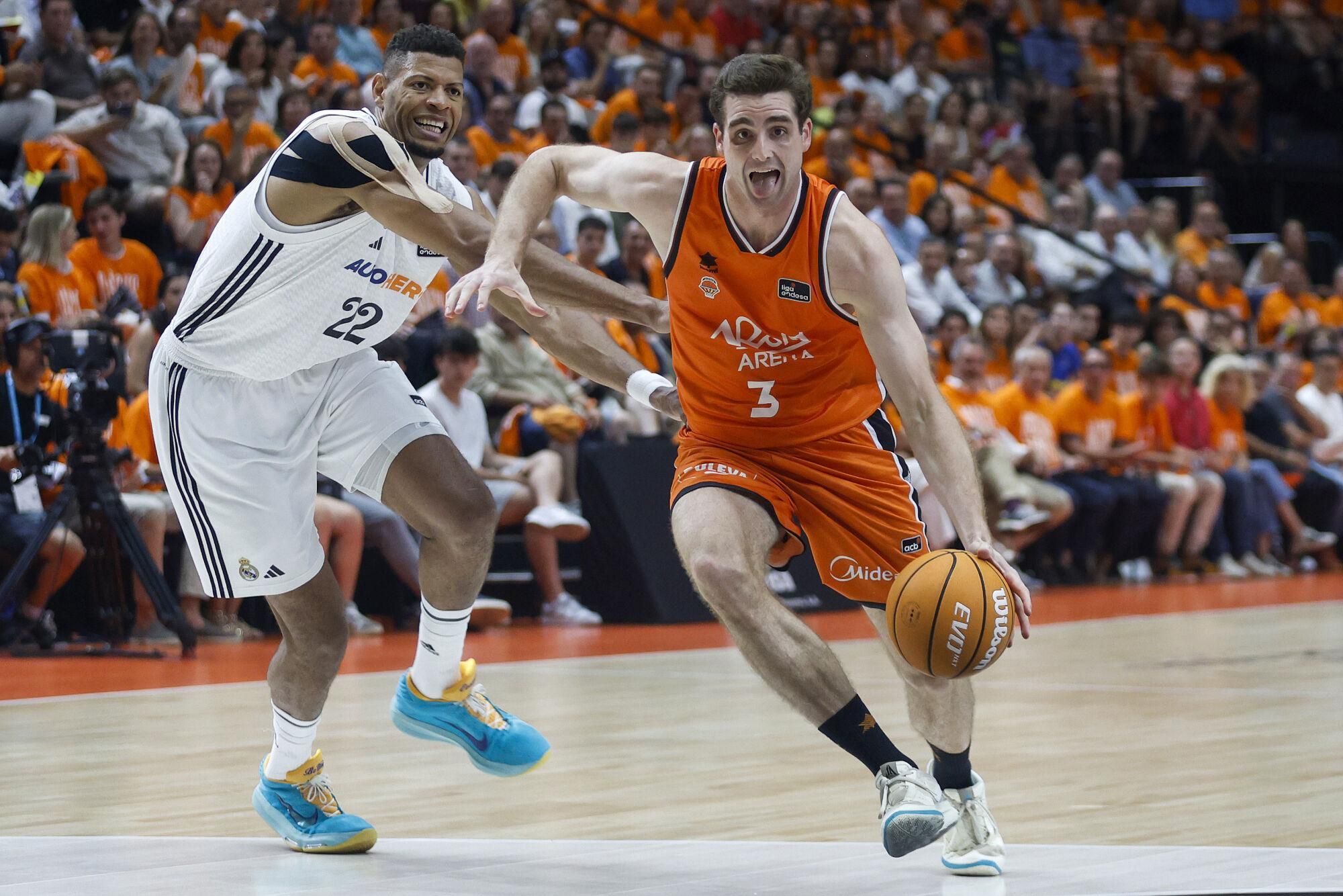 VALENCIA, 25/06/2025. El ala-pivot estadounidense de Valencia Basket, Nate Reuvers (d), con el balón ante el pivot caboverdiano del Real Madrid, Edy Tavares, durante el tercer partido de la final de la Liga Endesa que disputan hoy miércoles en el pabellón de la Fuente San Luis de Valencia. EFE/Miguel Ángel Polo.