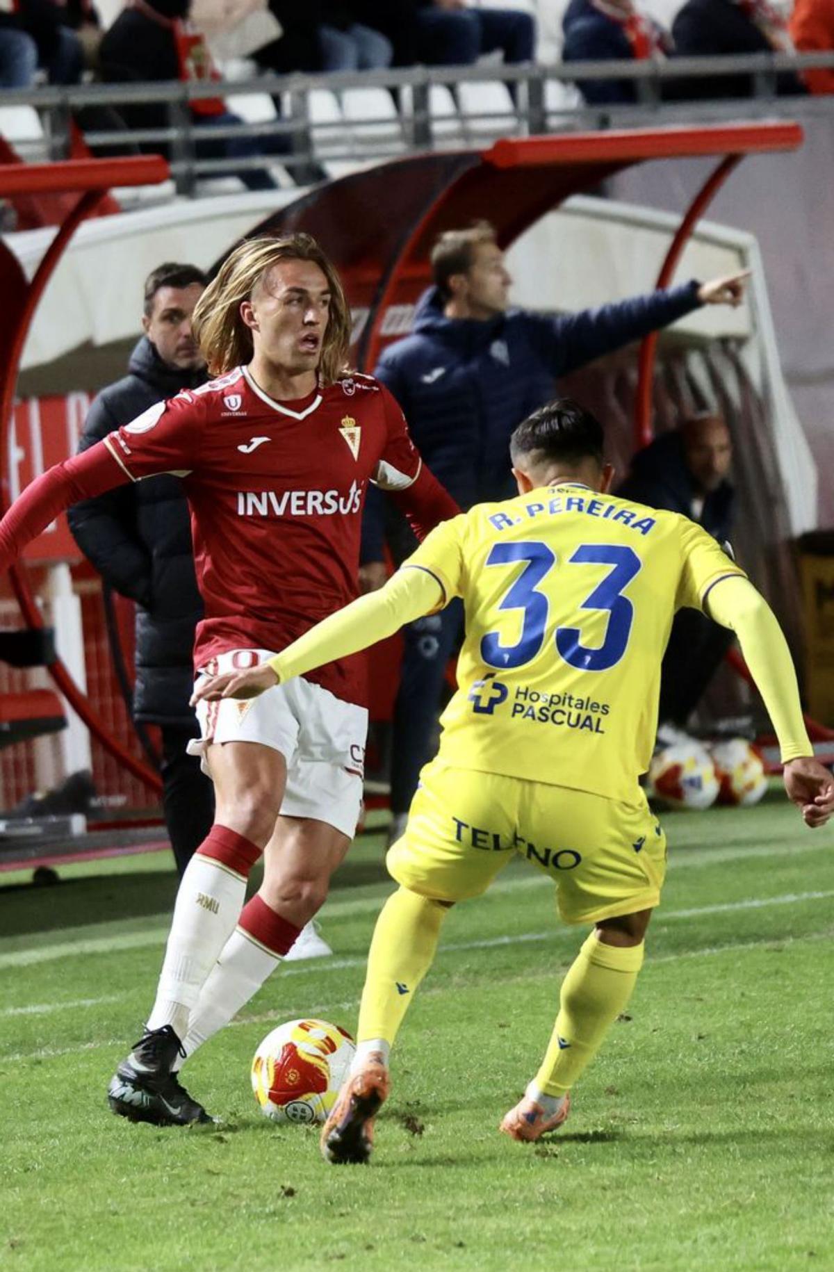 Pedro Benito controla el balón ante Pereira. | JUAN CARLOS CAVAL