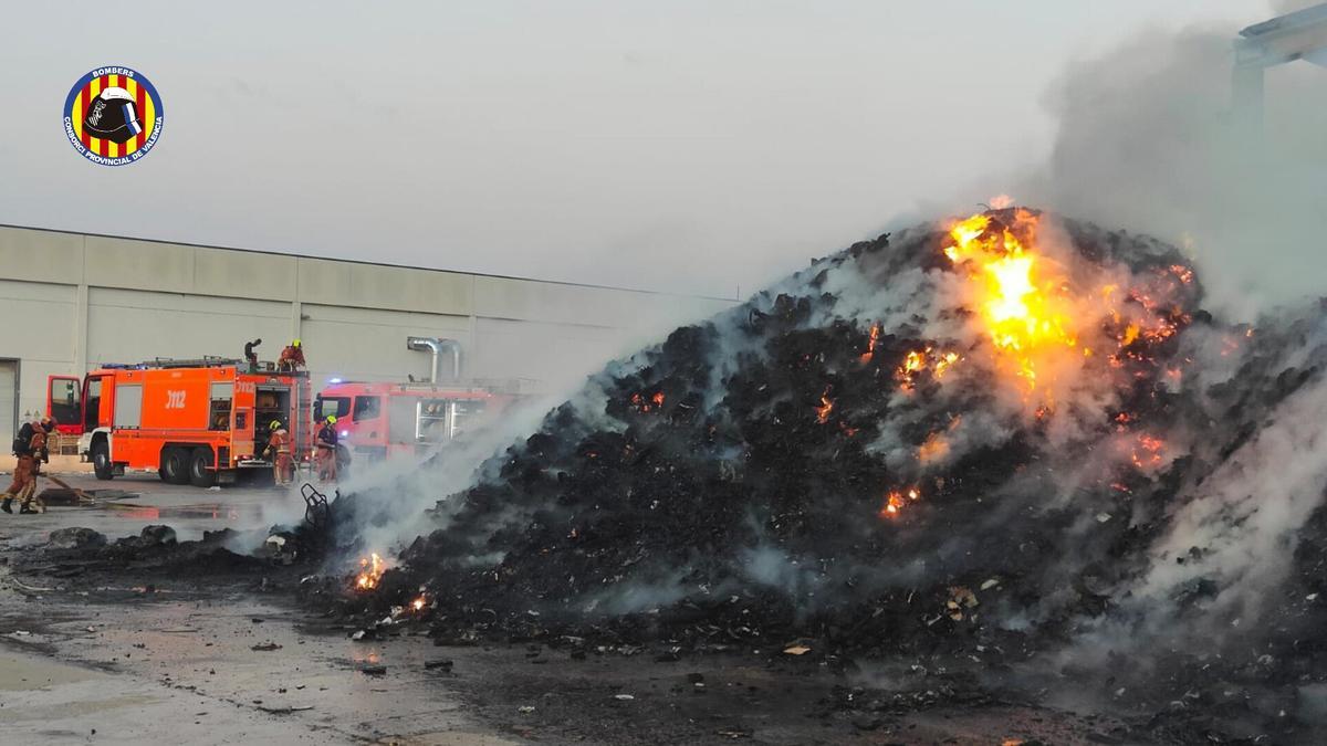 Sofocado un incendio en una planta de reciclaje de Almussafes