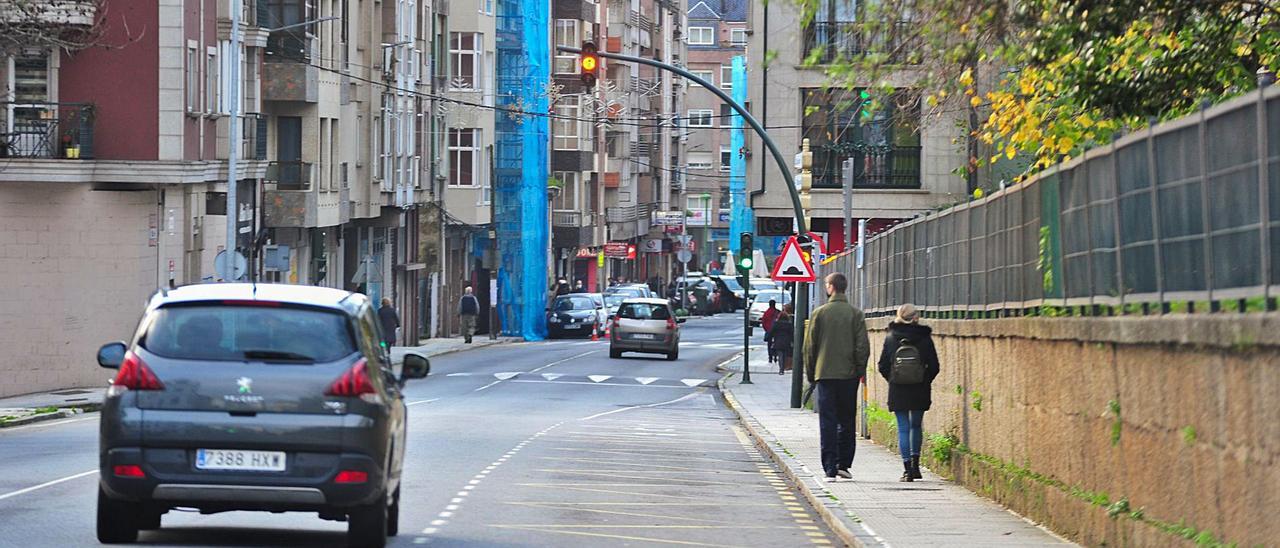 La calle San Roque es una zona muy transitada tanto por peatones como por vehículos y sus aceras son estrechas.  |  // IÑAKI ABELLA