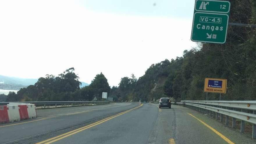 El tramo del corredor en el enlace de Cangas por donde el conductor circuló en sentido contrario. // G.N.