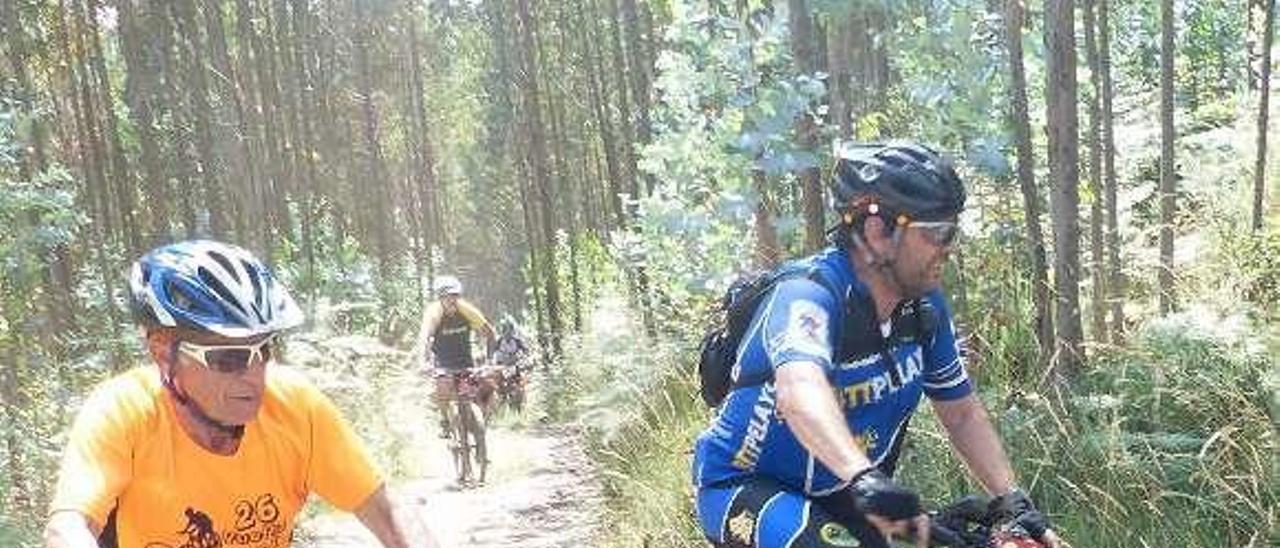 Aurelio Fernández, a la izquierda, durante la Vuelta al concejo de Gijón en BTT celebrada este fin de semana.