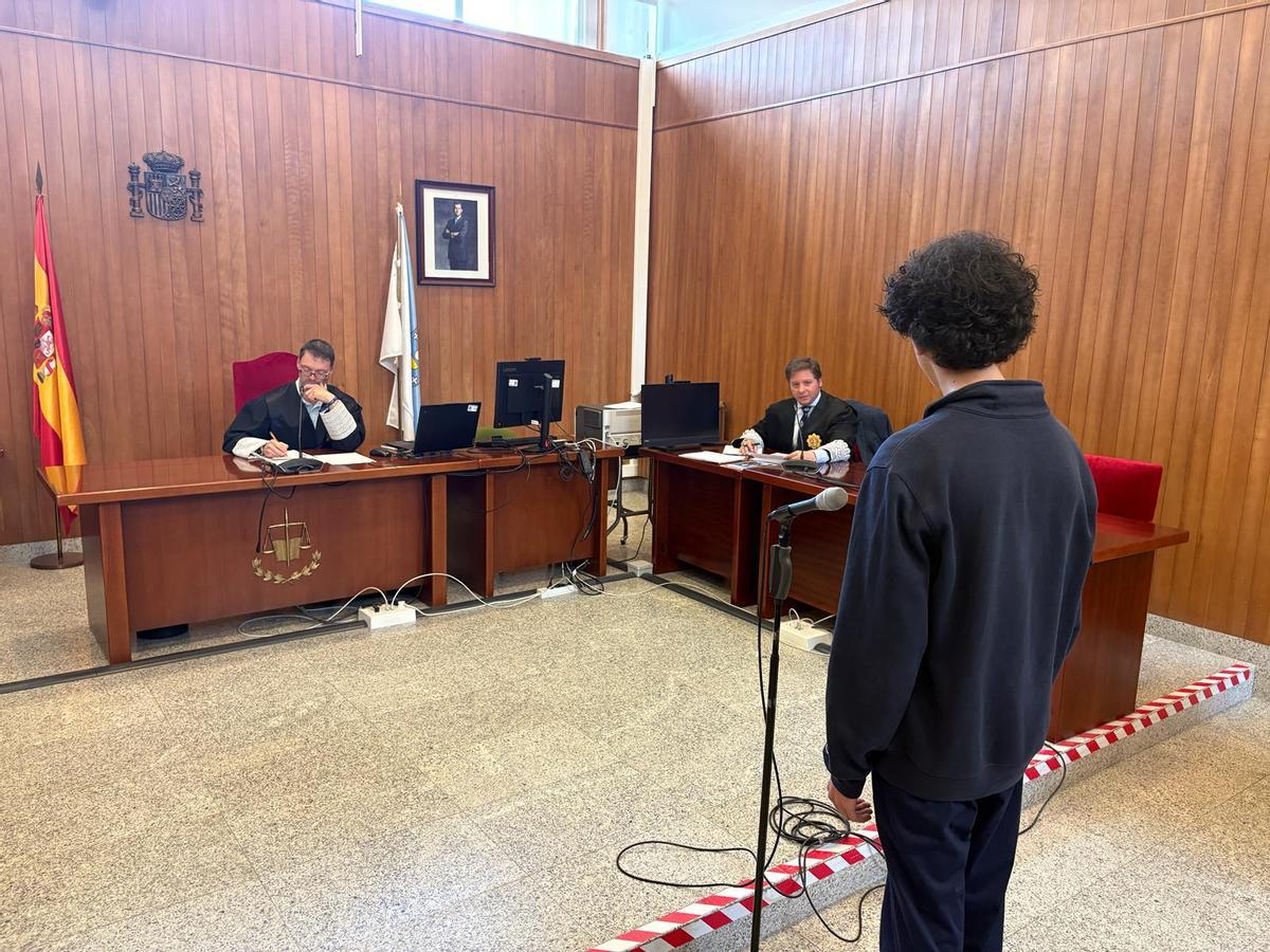 El acusado testificando en le juicio simulado en los Juzgados de A Parda.