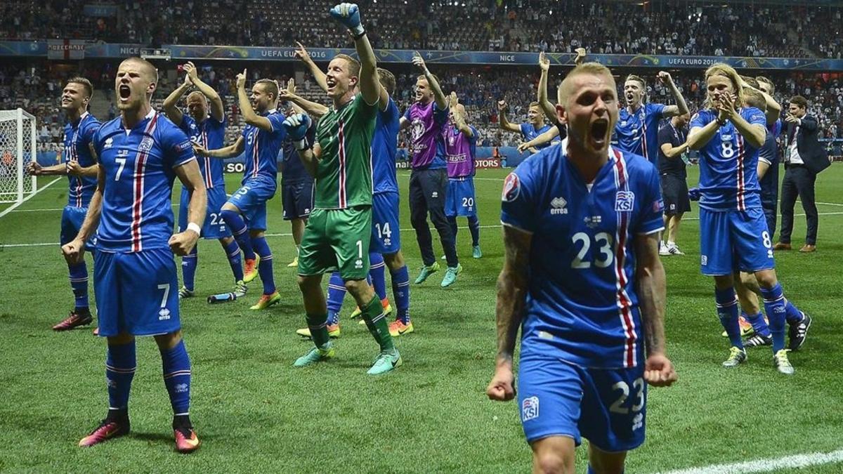 Los jugadores de Islandia celebran su espectacular victoria sobre Inglaterra.