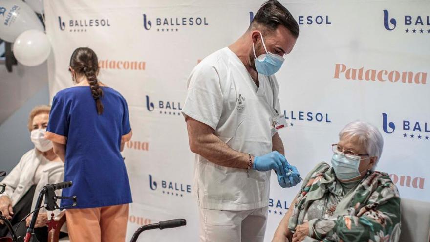 Un sanitario inyecta la vacuna a una anciana en una residencia de Valencia.