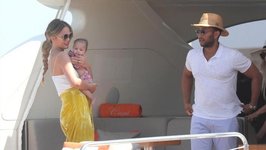 John Legend y Christy Teigen disfrutan de sus primeras vacaciones junto a su pequeña Luna Simone