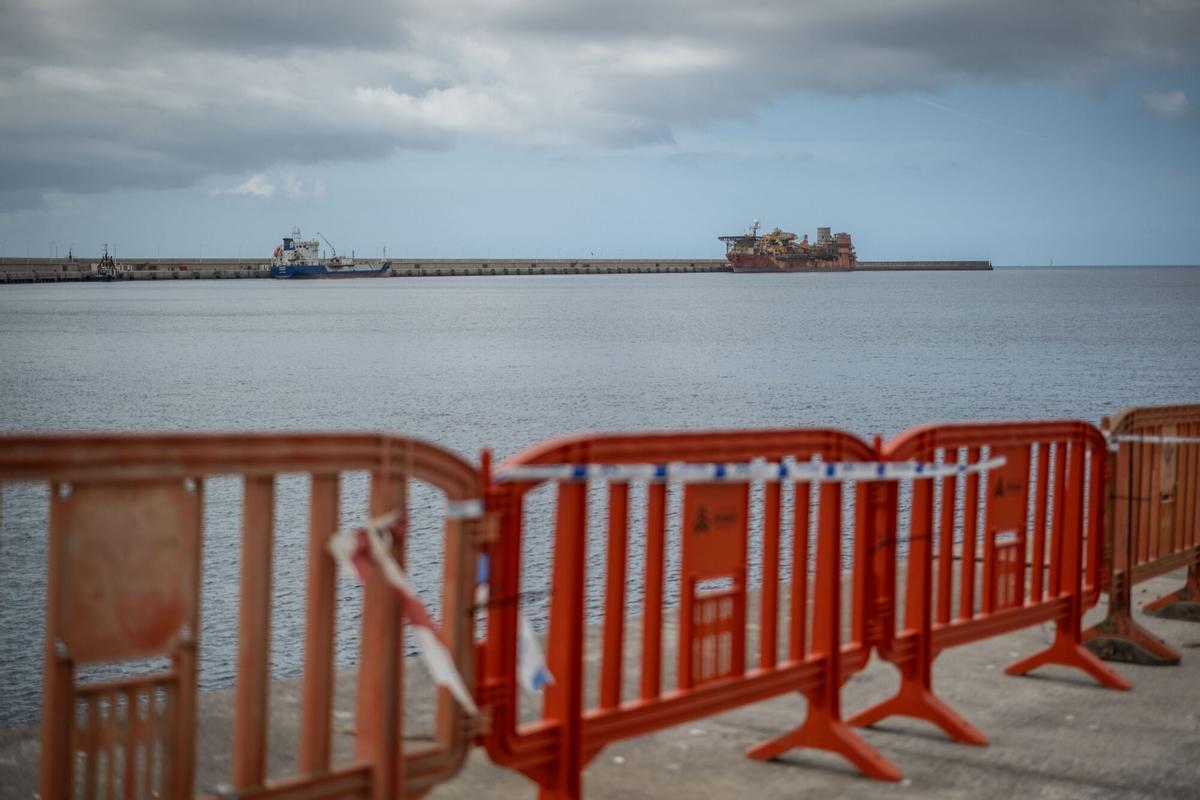 Preparativos en el puerto de Granadilla, en el sur de Tenerife, ante la llegada del crucero 'Hondius', afectado por hantavirus