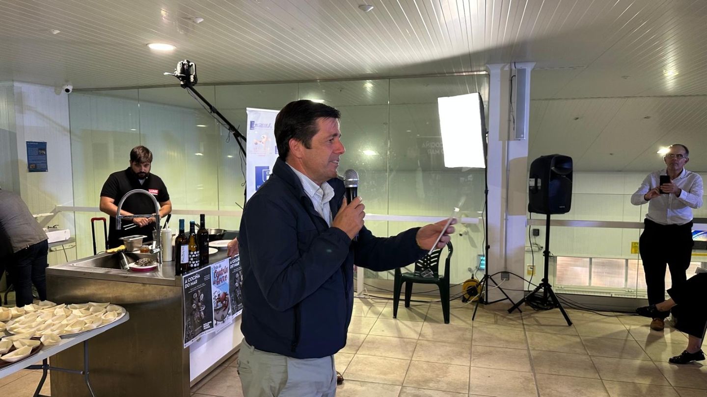 La jornada gastronómica La Cocina del Mar, que ofrece Emgrobes en la sala mirador de la lonja de contratación grovense.
