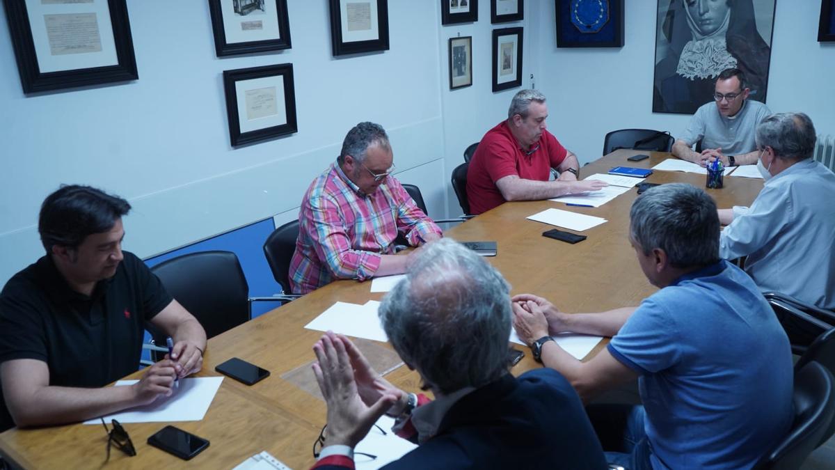 Reunión de los integrantes de la comisión de pasos