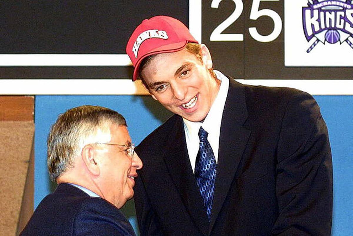 Pau Gasol aterrizó en la NBA con la gorra de Atlanta, pero poco después era traspasado a Memphis