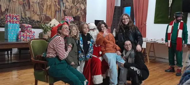 GALERÍA | Papá Noel entrega regalos a los niños de Toro en el Ayuntamiento