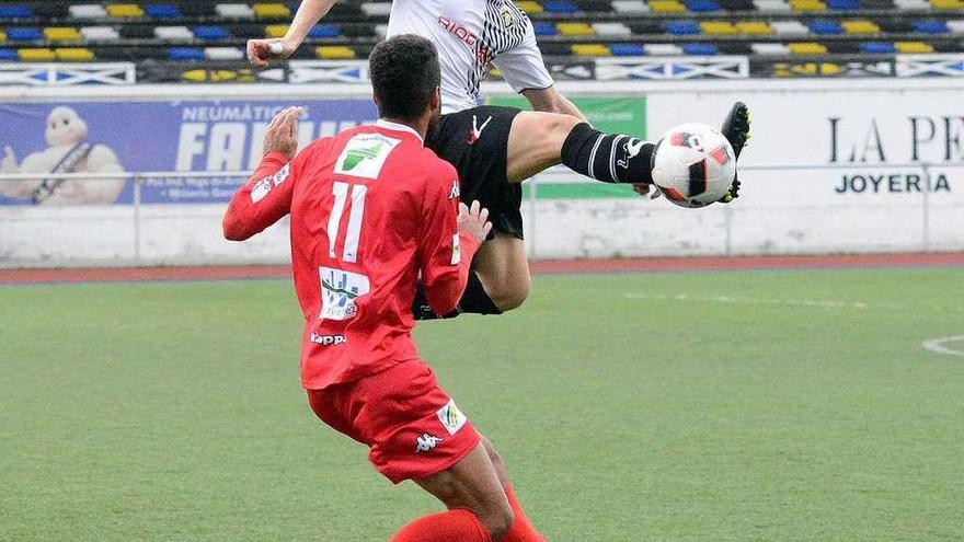 Cristian intercepta el balón ante el avance de un jugador del Somozas.