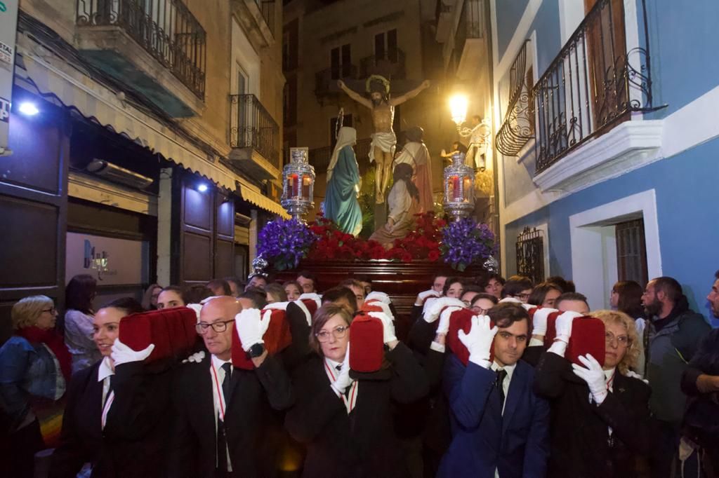 La procesión del Divino Amor "La Marinera" recorre las calle de Alicante durante la noche del Miércoles Santo