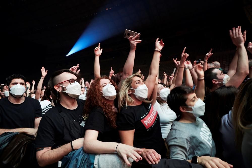 Moments del concert de 'Love of Lesbian' aquest dissabte al Palau Sant Jordi