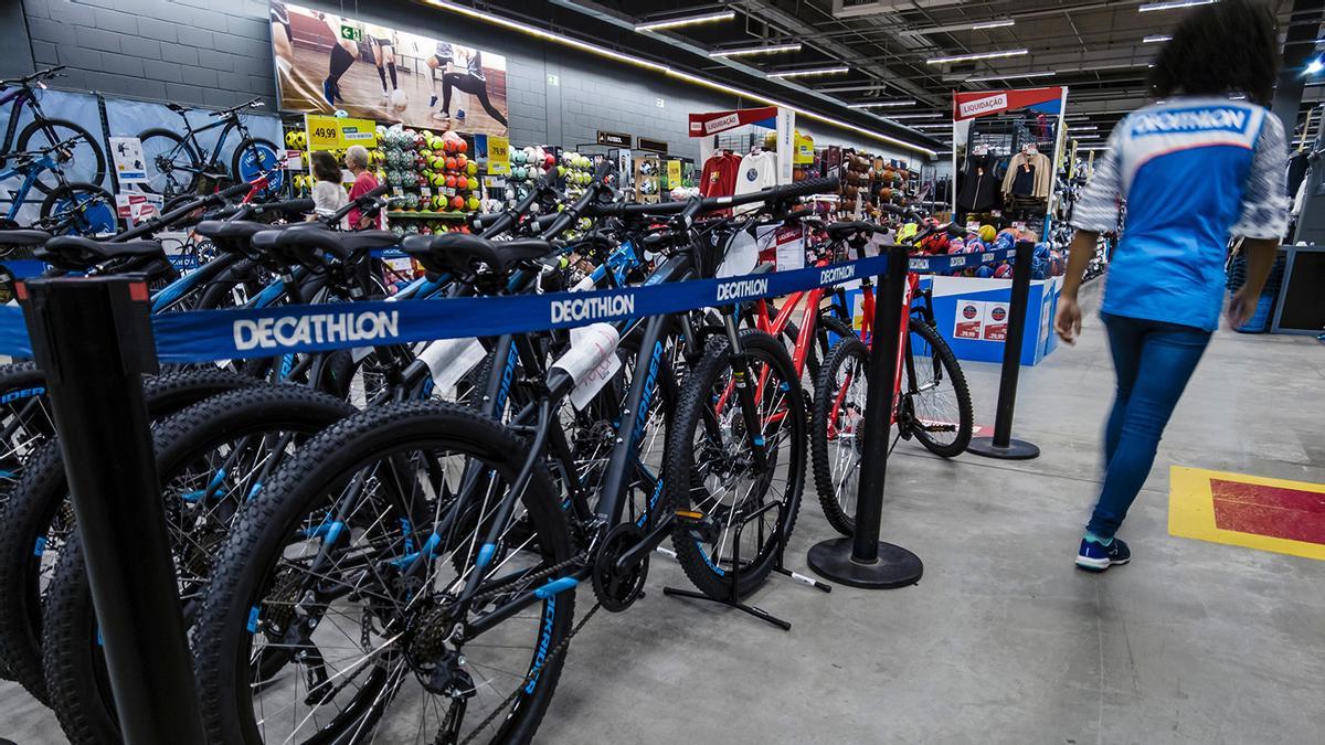 Colas en Decathlon para conseguir la nueva bicicleta eléctrica de montaña y carretera con una autonomía para ir de Oviedo a Ribadeo sin parar