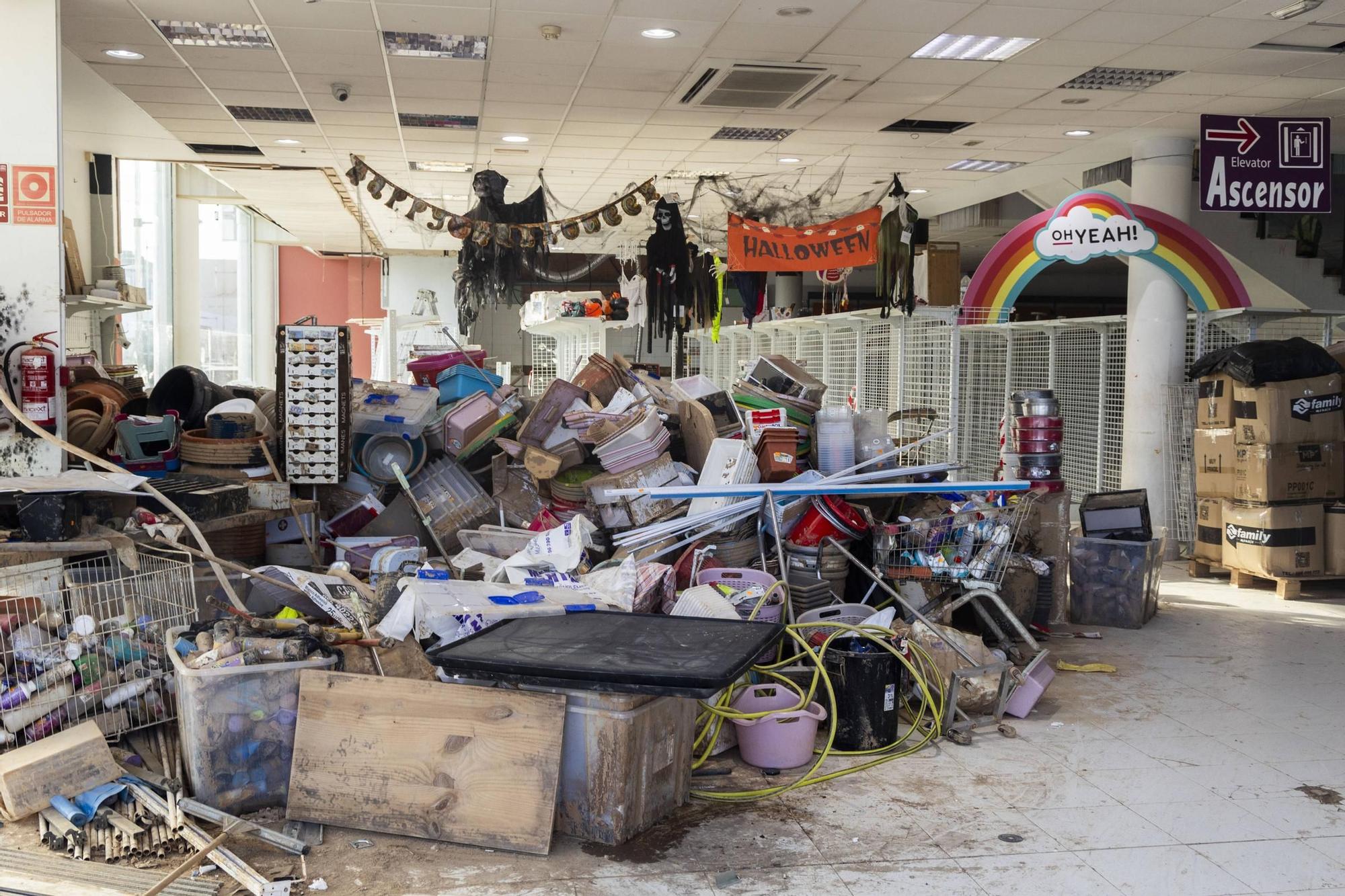 Interior de una tienda de juguetes con los adornos de Halloween aún.