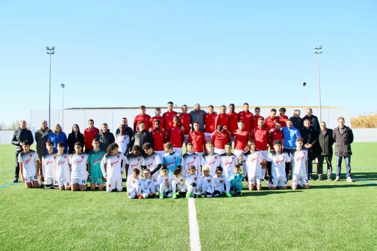 Jugadors del primer equip i el planter de la U.E. Marca de l'Ham, a la inauguració.