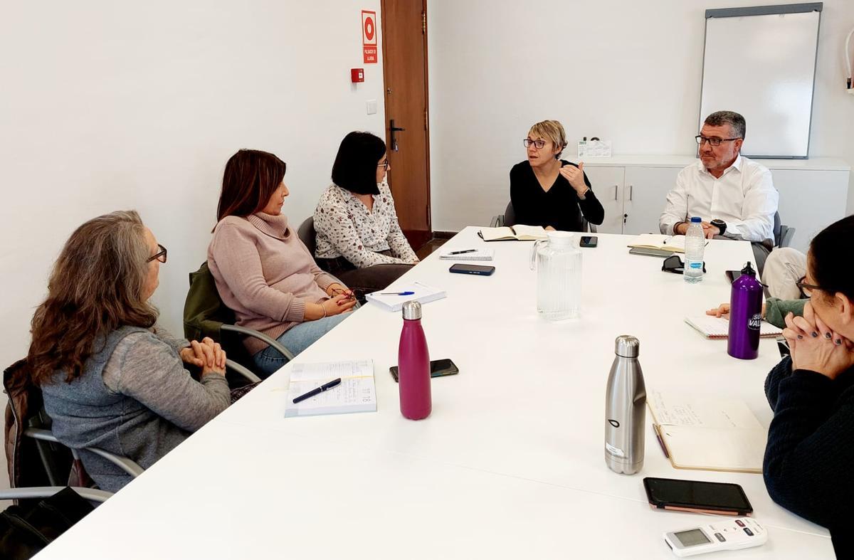 Los ediles Papi Robles, Lucía Beamud y Ferrán Puchades en la reunión con las entidades vecinales de los pueblos del sur