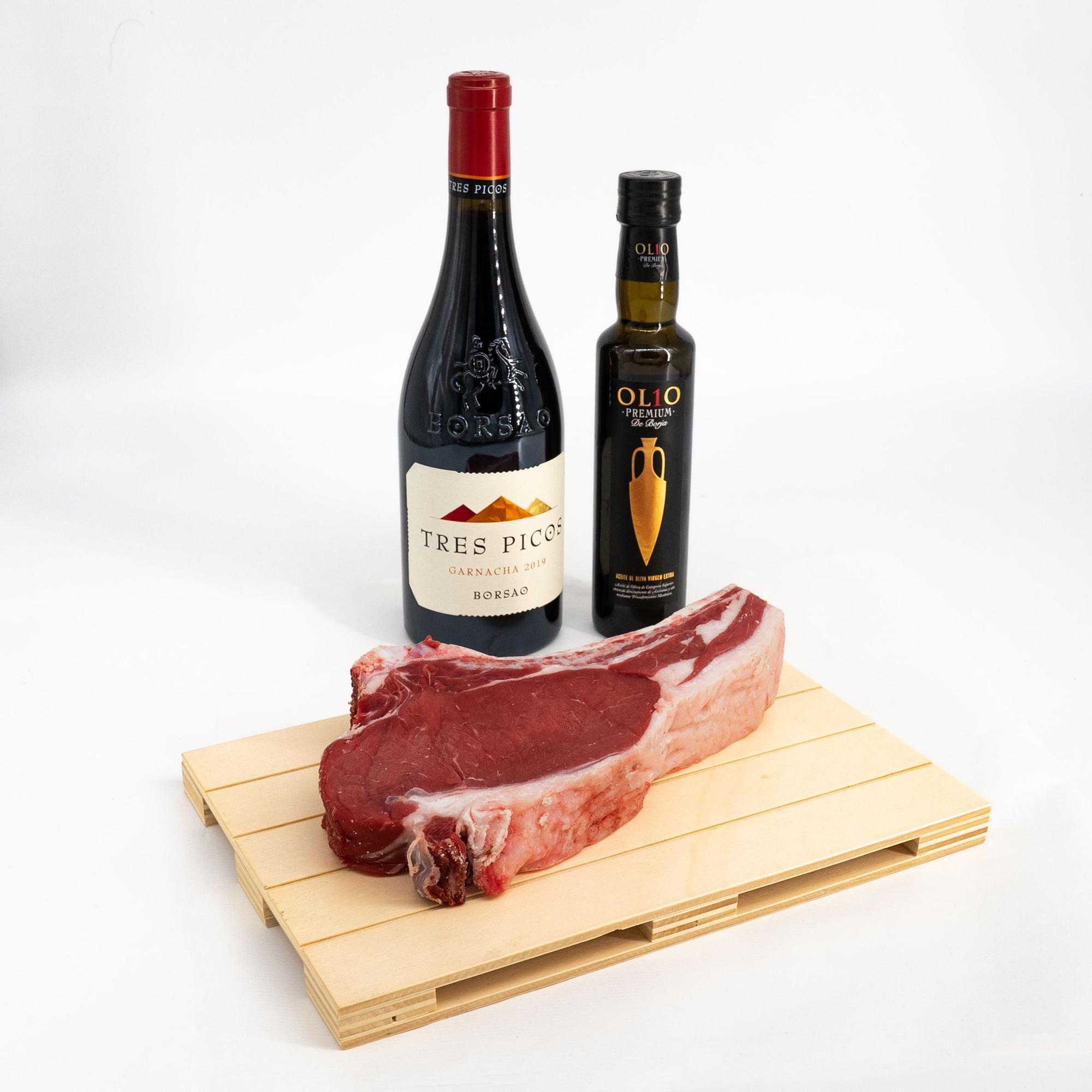 El &#039;pack gourmet&#039; de la carnicería online La Tellana, compuesto por chuletón, botella de vino y aceite.