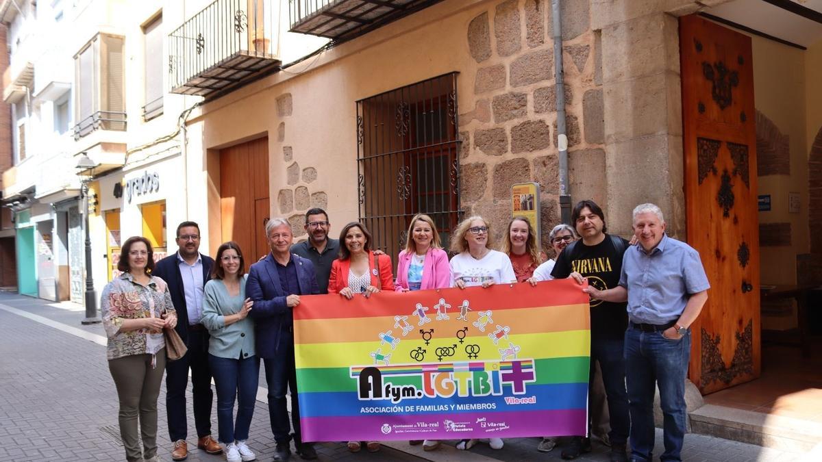 ENSEÑA. La colocación de la bandera de Afym LGBTI+ en el balcón de la Casa dels Mundina inició el mes del Orgullo.