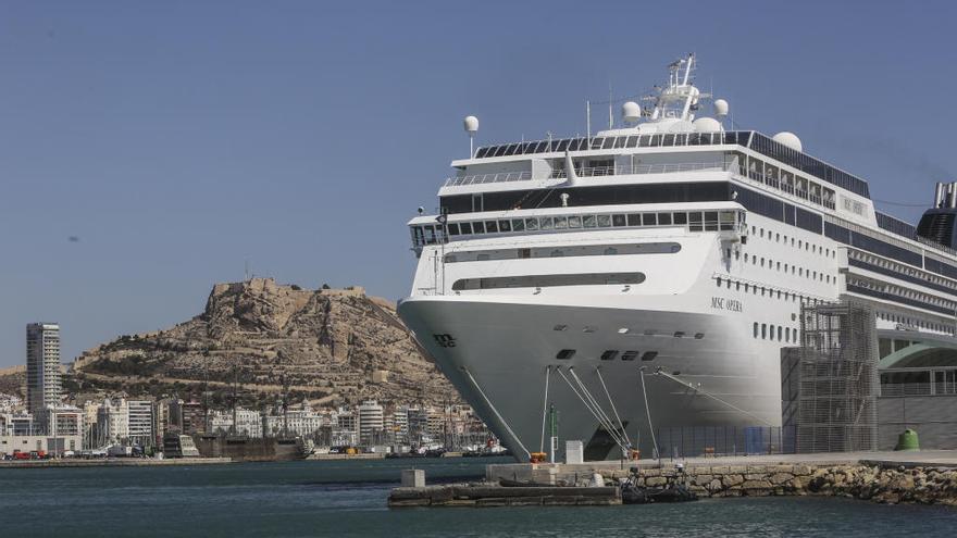 La prohibición de escala de los cruceros amenaza a 54 barcos en el Puerto de Alicante