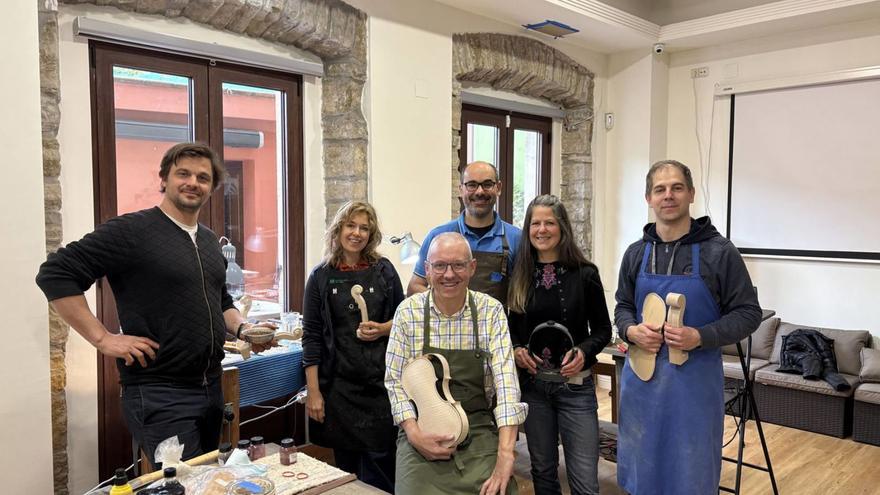 Bas Maas, Ruth Obermayer, Francesco Piasentini, Sharon Que y Blaž Demšar rodean a Roberto Jardón en el taller de este último, en Avilés.