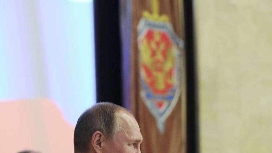 Putin se dirige a la cúpula del FSB, antiguo KGB, ayer, en Moscú. // Reuters