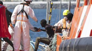 Llegan al puerto de Arguineguín los rescatados de un cayuco localizado a 520 kilómetros de Canarias