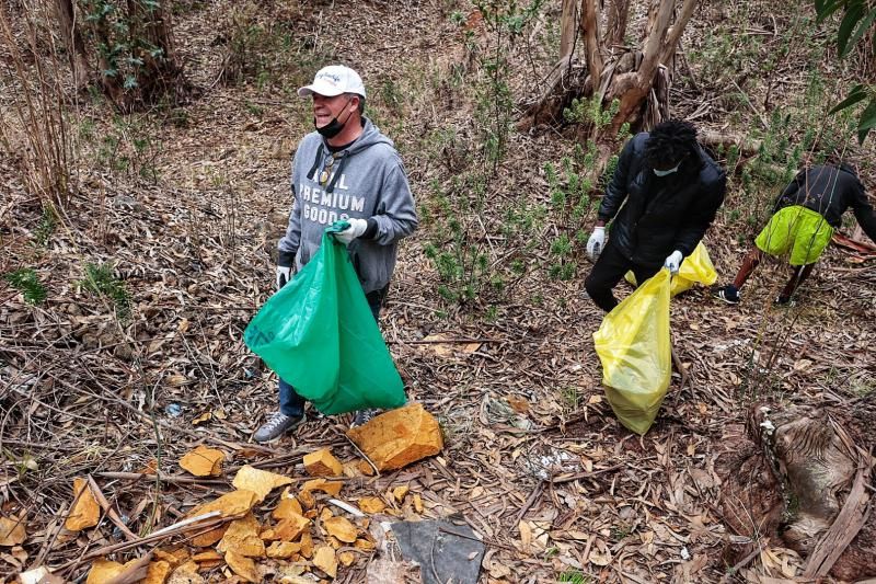 Limpieza del entorno del campamento de migrantes de Las Raíces