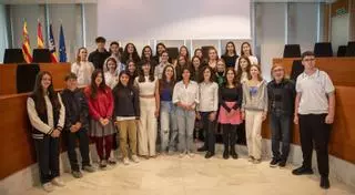 Una veintena de alumnos reciben los premios literarios y de puntos de libro Sant Jordi