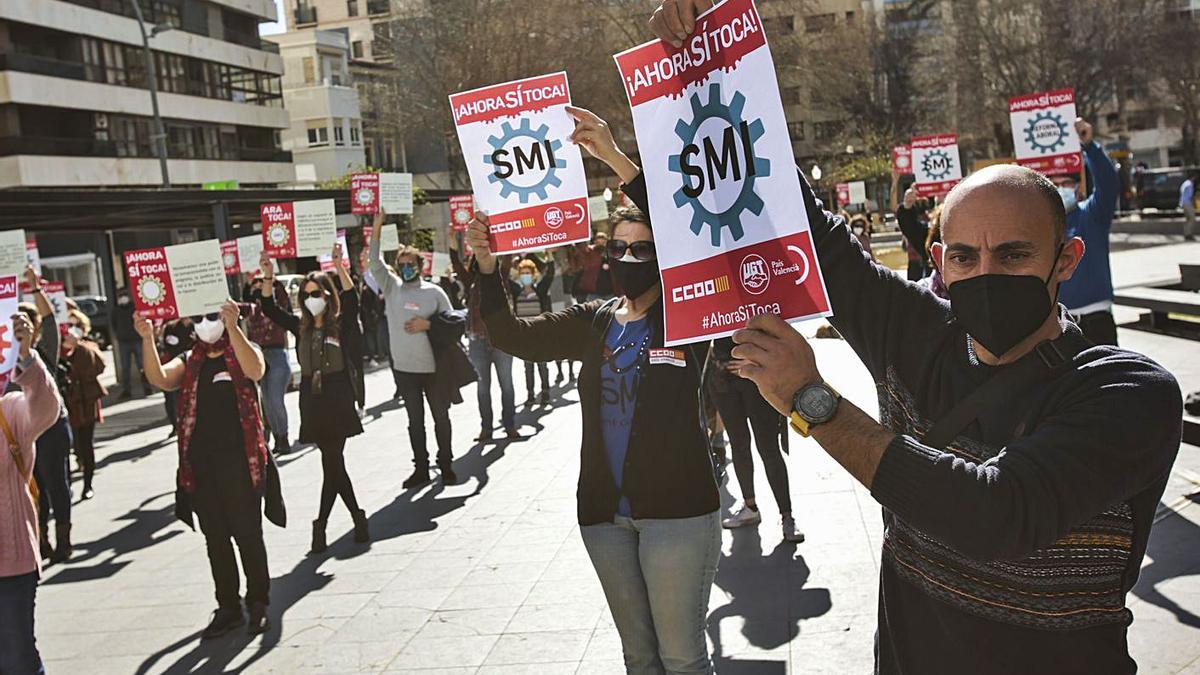 Los sindicalistas ante la Subdelegación del Gobierno del Alicante, guardando las distancias.