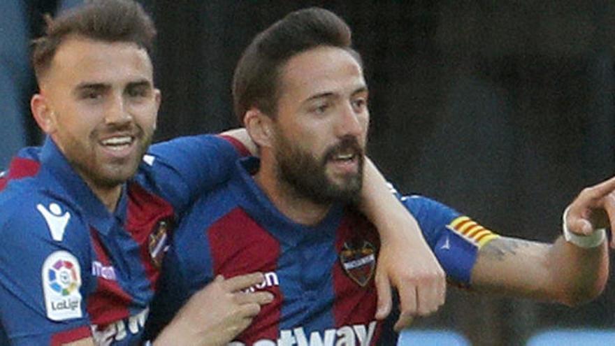 Morales celebra un gol junto a Borja Mayoral.