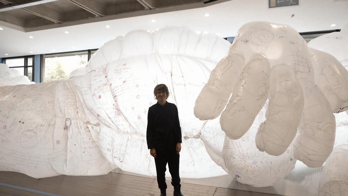 La artista alicantina Olga Diego expone una escultura inflable en Dublín