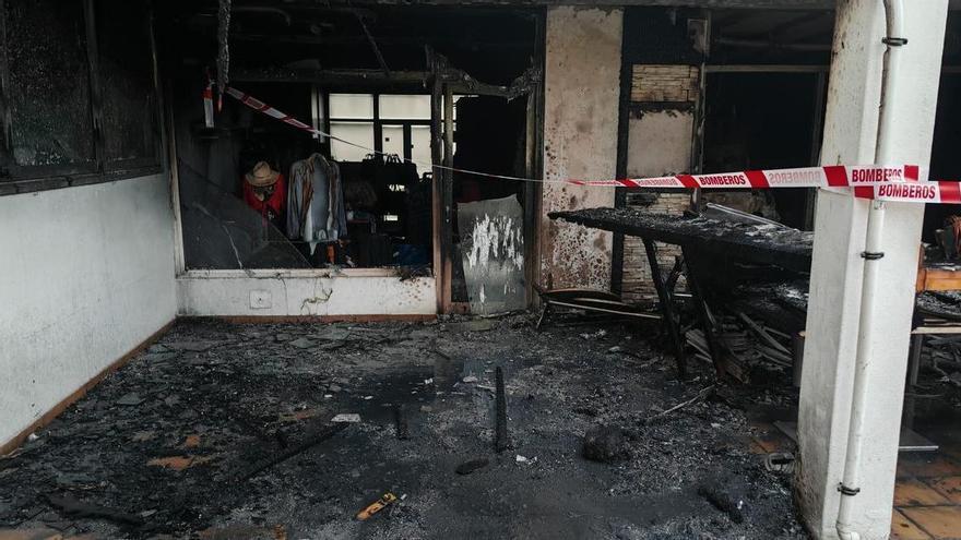 Un incendio destruye por completo un local en un centro comercial en el sur de Lanzarote