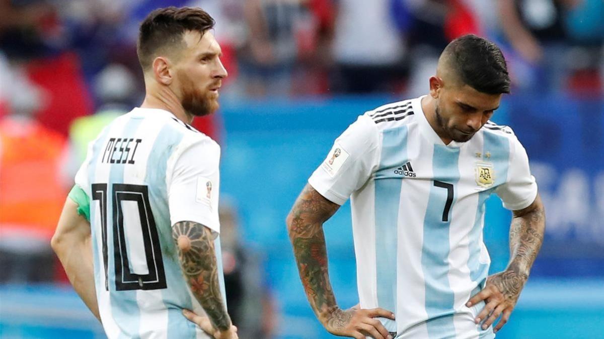 Messi y Banega, abatidos.