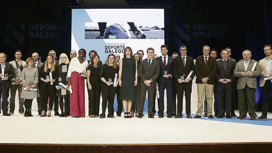 Los premiados en la Gala do Deporte Galego, con las autoridades. // FDV