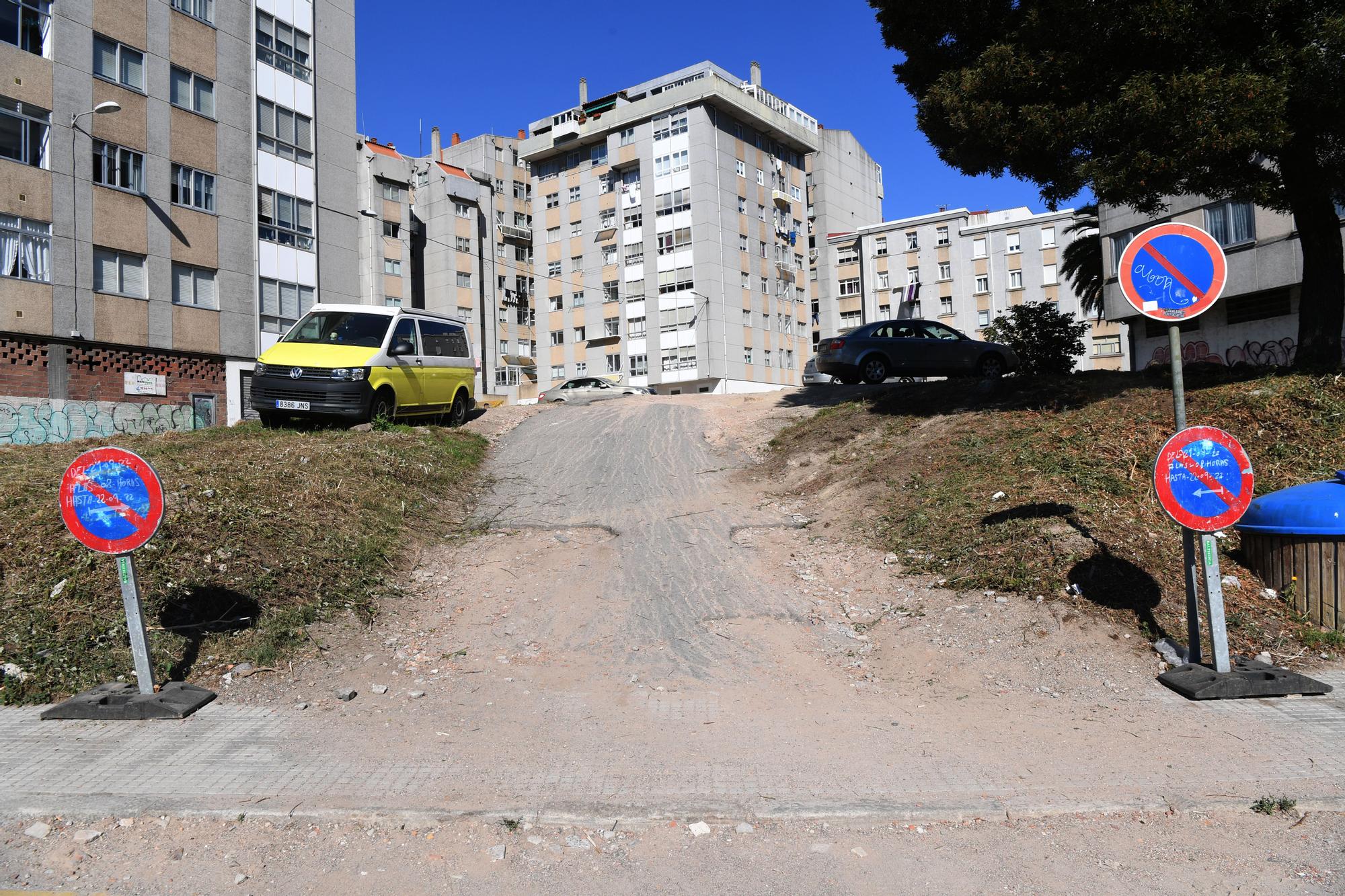 Concentración de vecinos por el abandono de un solar en la calle José María Hernansáez